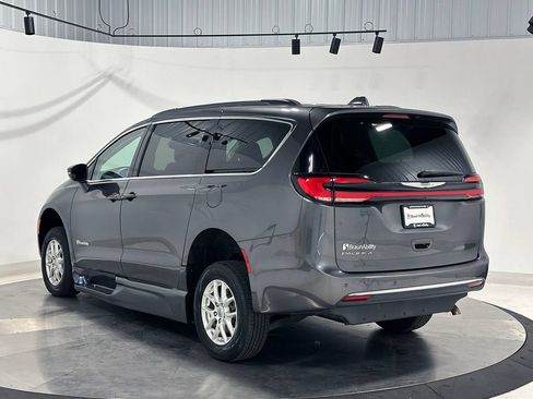 Used 2022 Chrysler Pacifica Touring-L FWD image 11