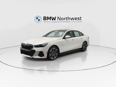 New 2026 BMW 550e xDrive w/ Premium Package image 9