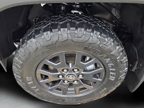 Used 2025 Toyota 4Runner SR5 AWD/4WD image 29