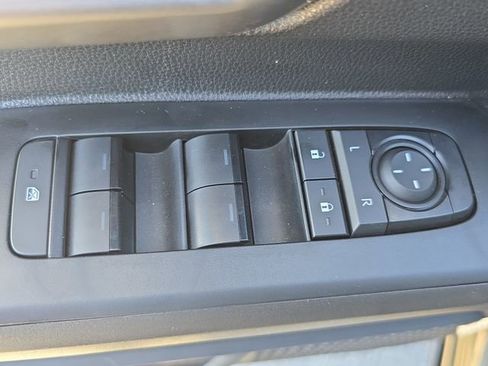 Used 2025 Toyota Tacoma Limited image 27