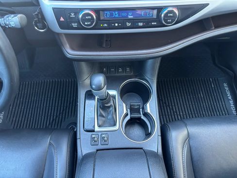 Used 2019 Toyota Highlander XLE AWD/4WD image 22