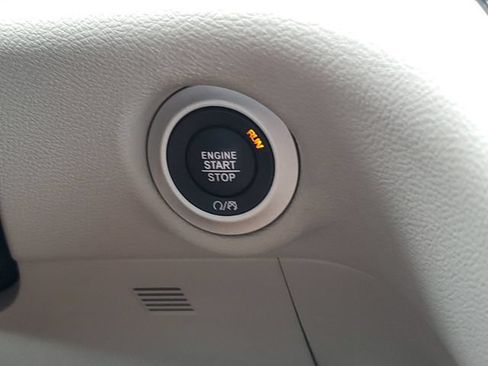 Used 2024 Chrysler Pacifica Touring-L FWD image 24