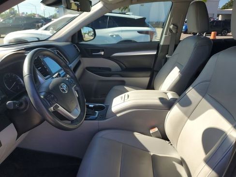 Used 2019 Toyota Highlander XLE image 19