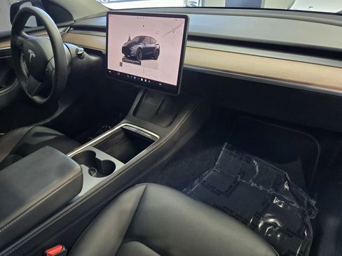 Used 2024 Tesla Model Y Performance image 5