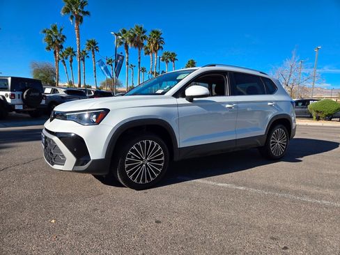 Certified 2025 Volkswagen Taos SE w/ Panoramic Sunroof Package FWD image 2