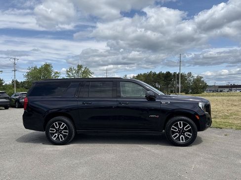 Used 2023 GMC Yukon XL AT4 w/ AT4 Premium Package AWD/4WD image 7