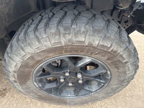 Used 2025 Jeep Gladiator Sport image 12