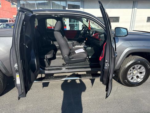 Used 2016 Toyota Tacoma SR5 w/ SR5 Appearance Package (SN) image 27