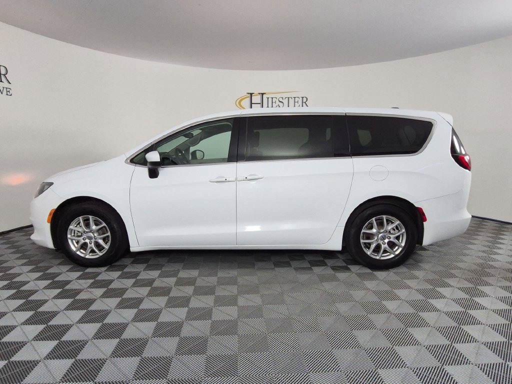 Used 2023 Chrysler Voyager LX FWD image 8