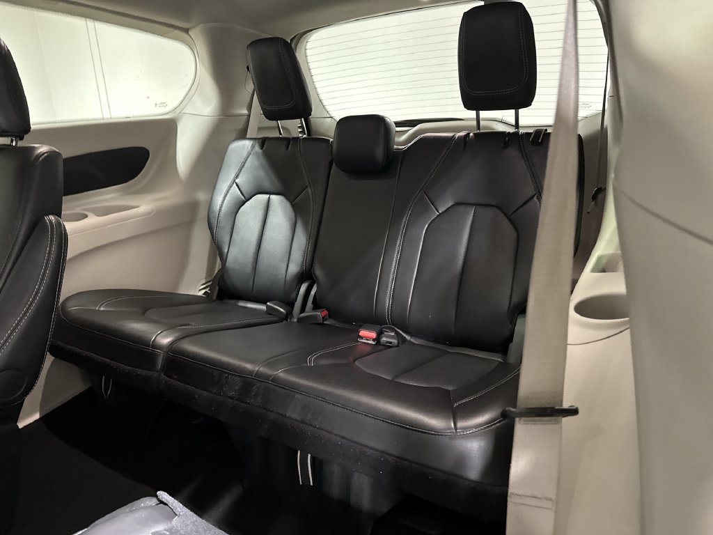 Used 2024 Chrysler Pacifica Touring-L FWD image 23