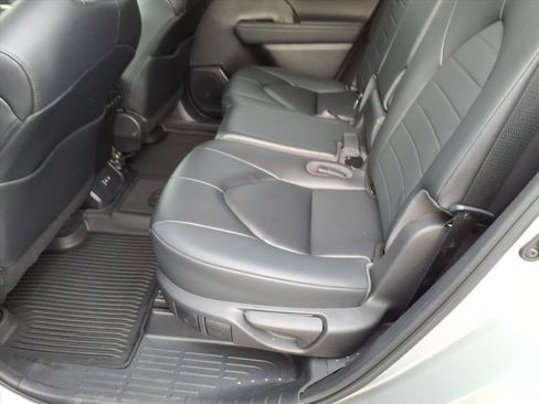 Used 2023 Toyota Highlander XLE AWD/4WD image 7