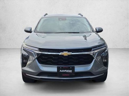 Used 2025 Chevrolet Trax LT FWD image 2