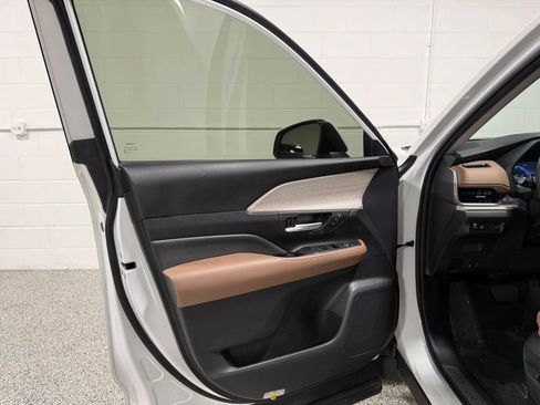 Used 2024 Toyota Grand Highlander AWD image 9