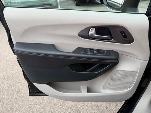 Used 2023 Chrysler Pacifica Touring-L image 11