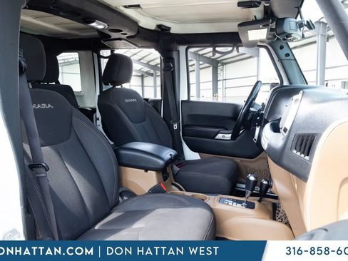 Used 2017 Jeep Wrangler Unlimited Sahara w/ Connectivity Group AWD/4WD image 17