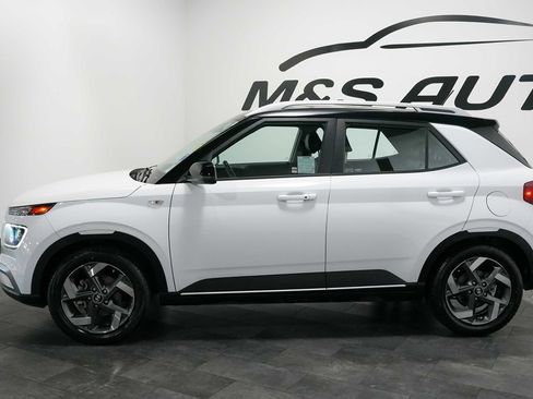 Used 2023 Hyundai Venue Limited FWD image 3