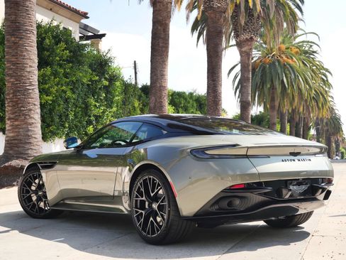 Used 2025 Aston Martin DB12 Coupe RWD image 2