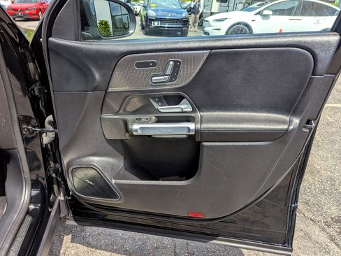 Used 2021 Mercedes-Benz GLB 250 4MATIC w/ Premium Package image 27