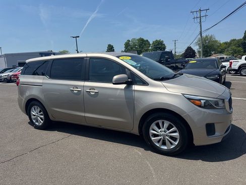 Used 2017 Kia Sedona LX FWD image 2