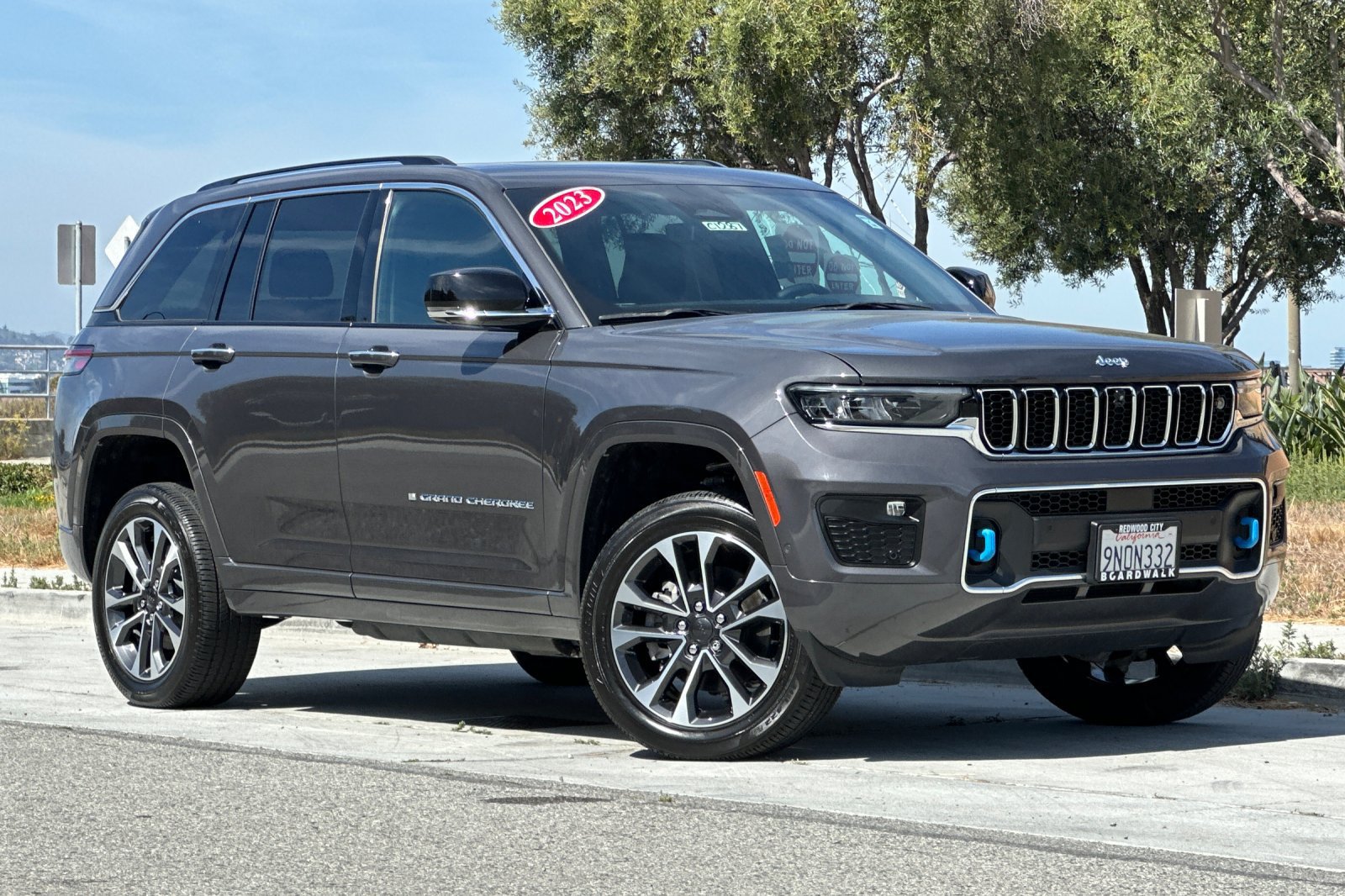 Used 2023 Jeep Grand Cherokee Overland w/ Advanced Protech Group III AWD/4WD image 2