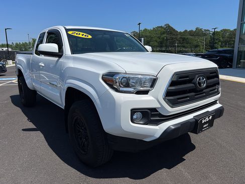 Used 2016 Toyota Tacoma SR5 RWD image 9