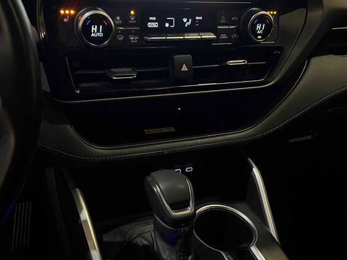 Certified 2023 Toyota Highlander XLE image 24