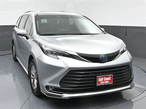 Used 2025 Toyota Sienna XLE FWD image 3