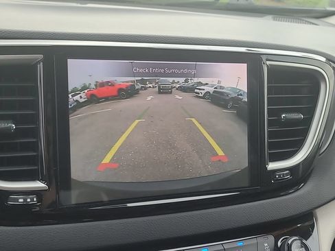 Used 2023 Chrysler Pacifica Touring-L FWD image 26