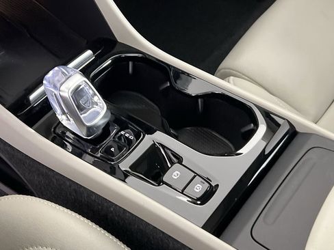 Used 2024 Volvo XC40 B5 Plus image 21