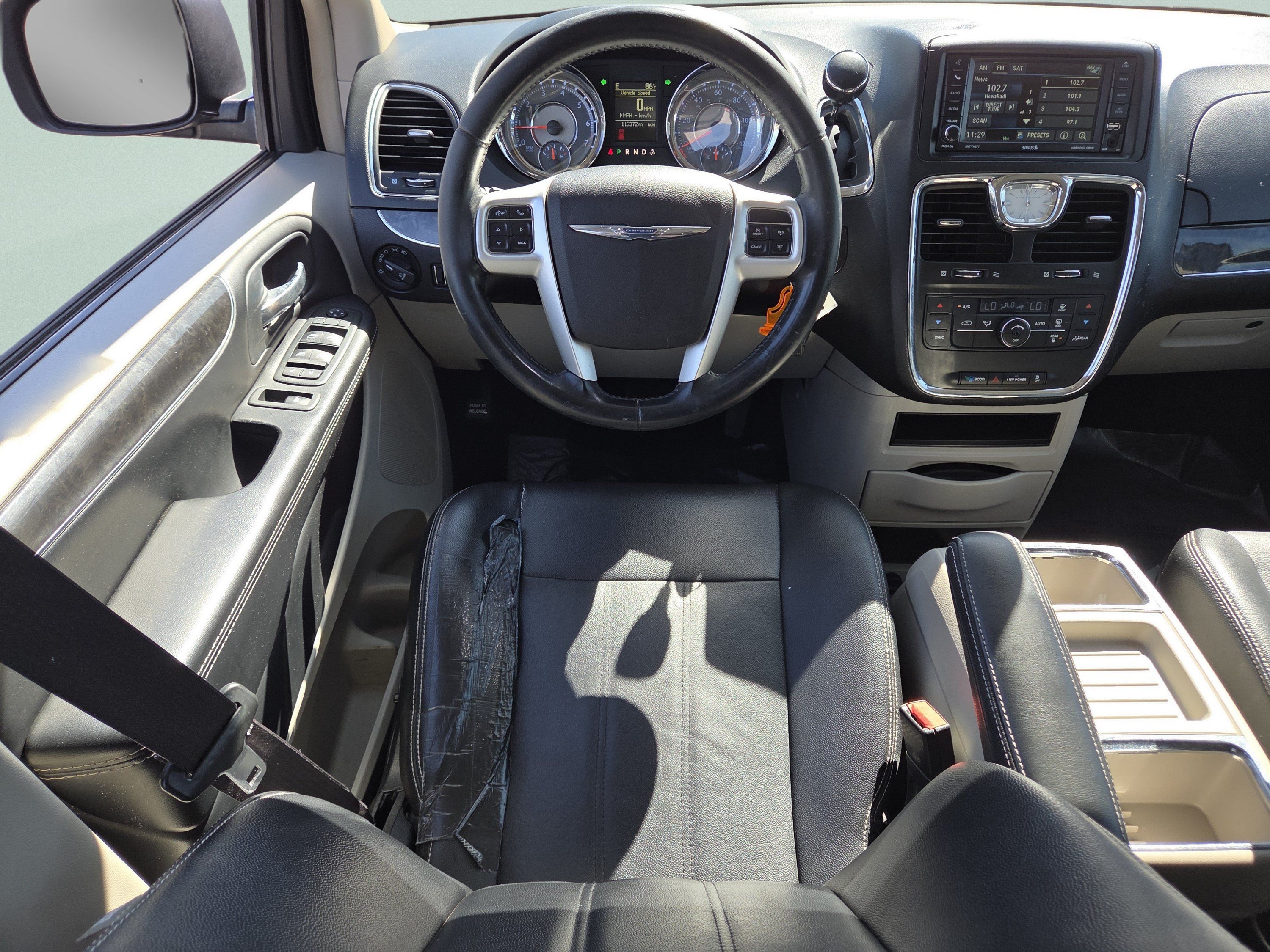 Used 2015 Chrysler Town & Country Touring FWD image 4