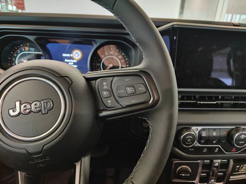 Used 2025 Jeep Gladiator Sport AWD/4WD image 13