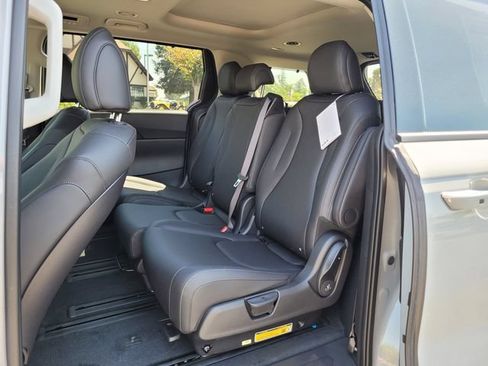 New 2026 Kia Carnival SX w/ SX Dark Edition Package FWD image 6