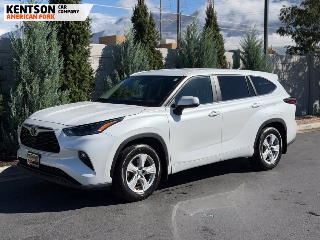 Used 2025 Toyota Highlander LE AWD/4WD image 3