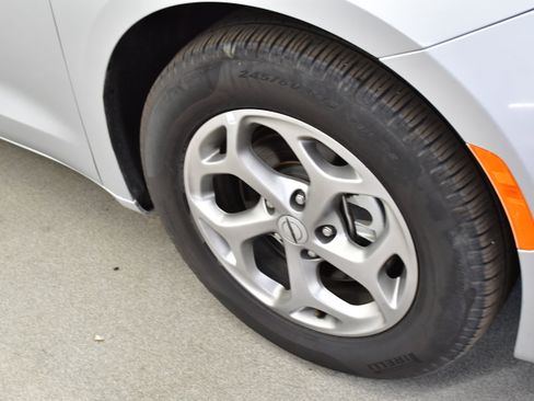 Used 2023 Chrysler Pacifica Touring-L w/ Uconnect Theater Family Group FWD image 36