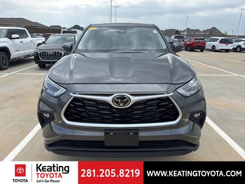 Used 2025 Toyota Highlander LE FWD image 2