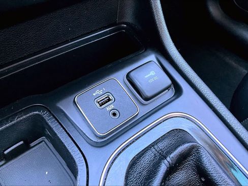 Used 2019 Jeep Cherokee Limited image 32