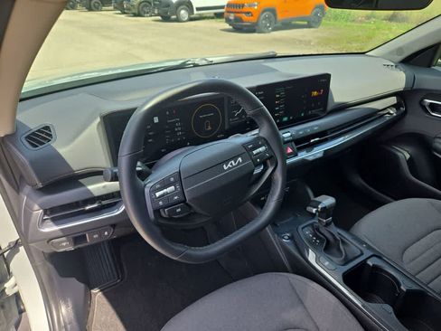 Used 2025 Kia K4 EX FWD image 2