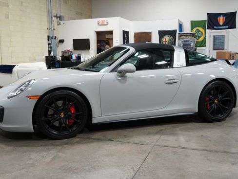 Used 2018 Porsche 911 image 15