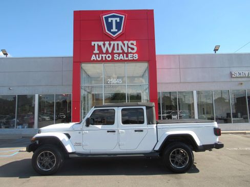 Used 2020 Jeep Gladiator Overland AWD/4WD image 1