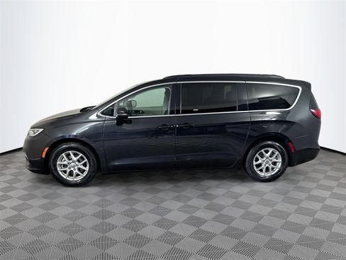 Used 2022 Chrysler Pacifica Touring-L image 5