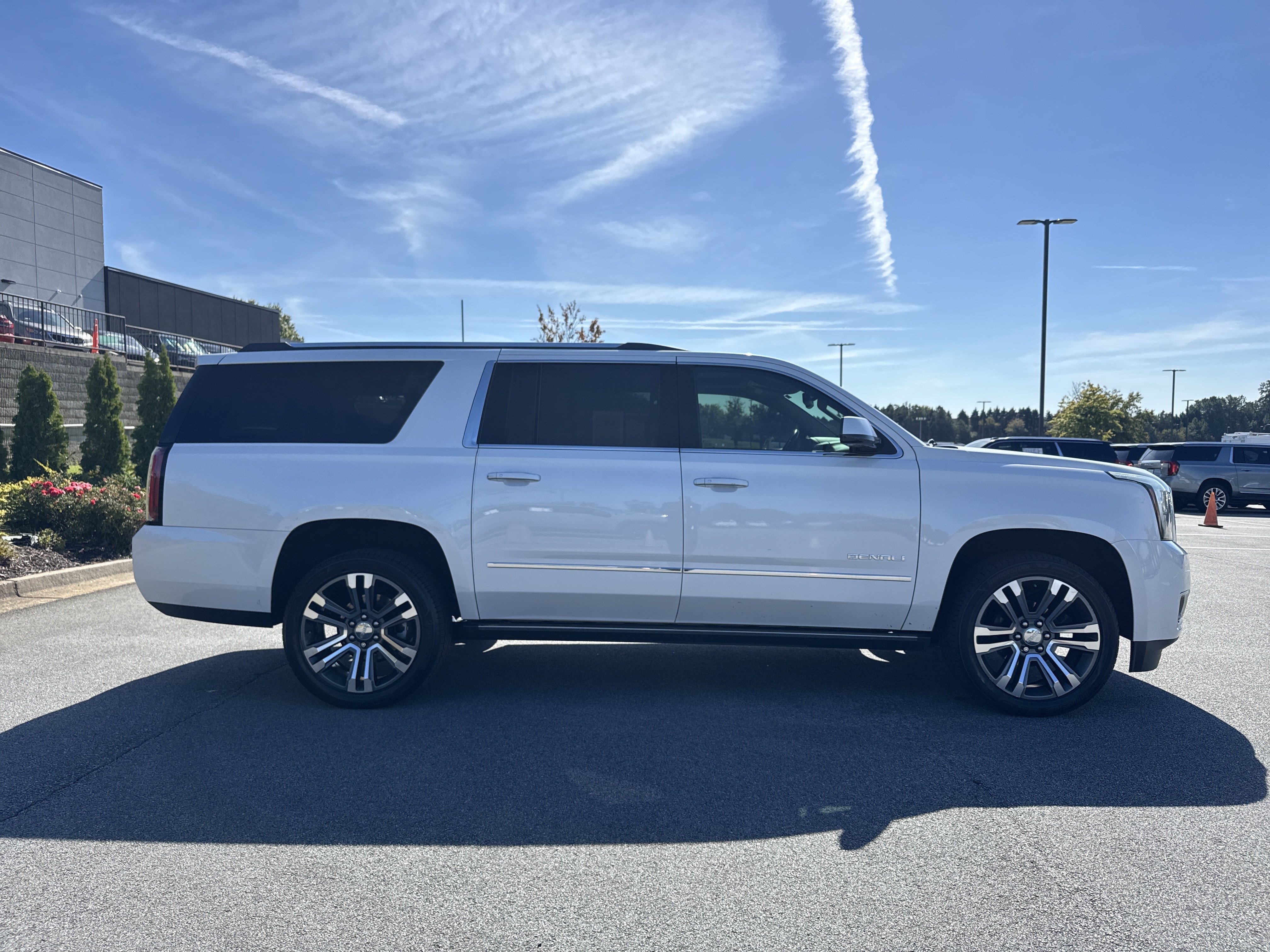 Used 2020 GMC Yukon XL Denali w/ Denali Premium Package AWD/4WD image 11