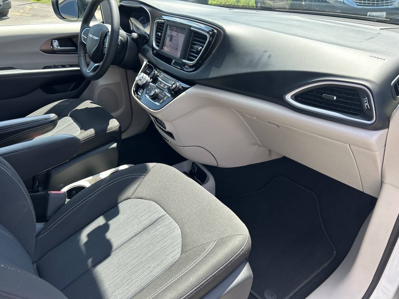 Used 2022 Chrysler Voyager LX FWD image 31