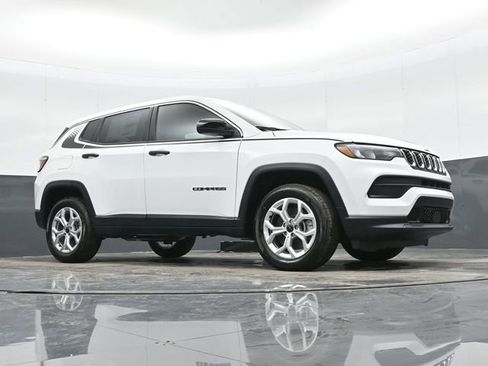 Used 2025 Jeep Compass Sport w/ Mopar Graphics Package image 40