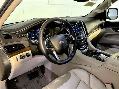 Used 2019 Cadillac Escalade Luxury image 18