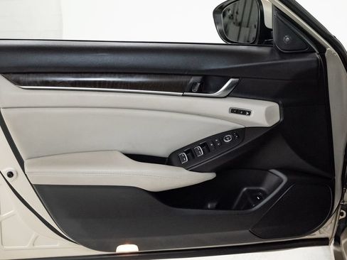 Used 2018 Honda Accord Touring image 9