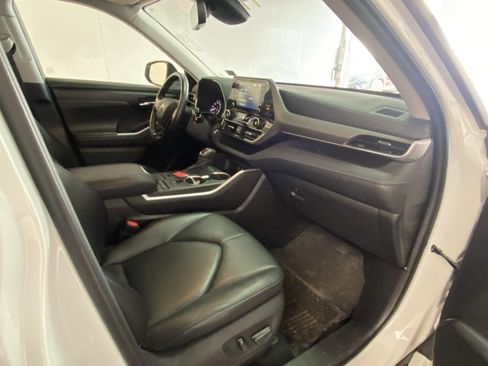 Used 2021 Toyota Highlander XLE AWD/4WD image 8