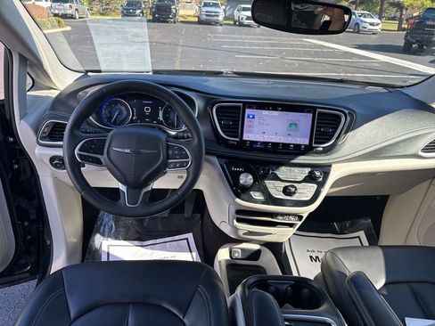 Used 2023 Chrysler Pacifica Touring-L image 6