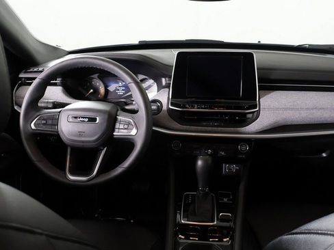 Used 2025 Jeep Compass Latitude image 28