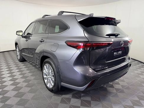 Used 2024 Toyota Highlander Limited FWD image 10