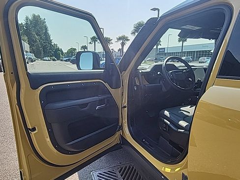 New 2026 Land Rover Defender 110 AWD/4WD image 9